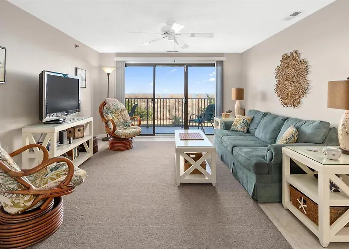 Beautiful 3 Bedroom Ocean Front Condo! *