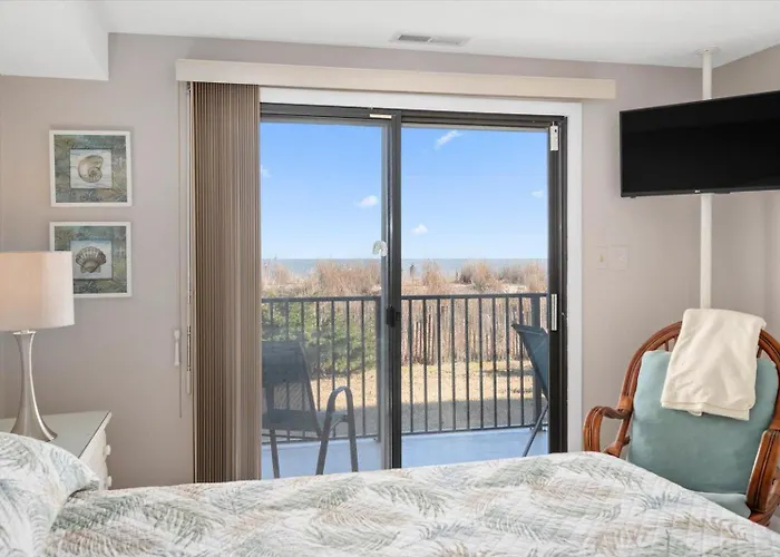 Beautiful 3 Bedroom Ocean Front Condo! *