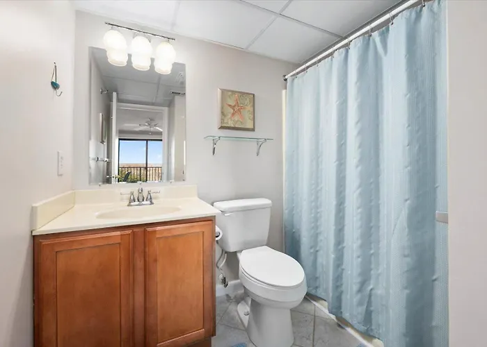 Beautiful 3 Bedroom Ocean Front Condo! Holiday home *