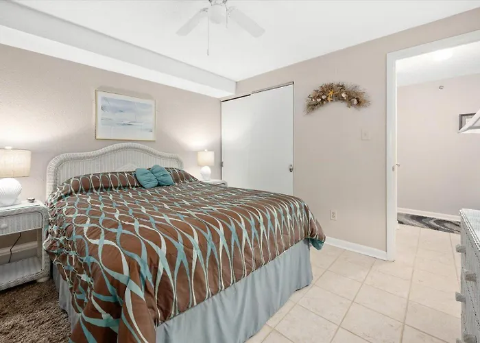 Beautiful 3 Bedroom Ocean Front Condo! *