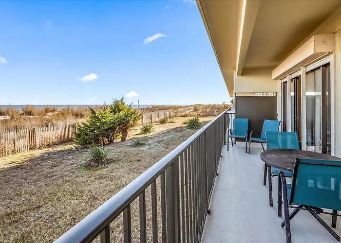Beautiful 3 Bedroom Ocean Front Condo! Holiday home *