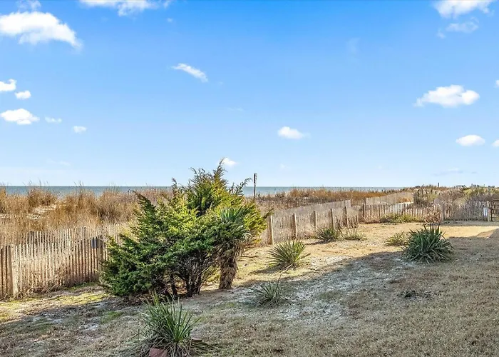 Beautiful 3 Bedroom Ocean Front Condo! *