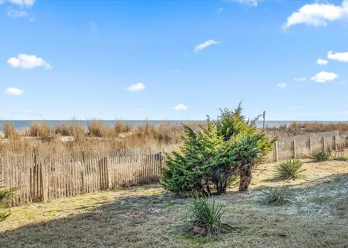 Beautiful 3 Bedroom Ocean Front Condo! Holiday home