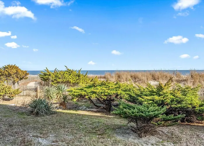 Beautiful 3 Bedroom Ocean Front Condo! *