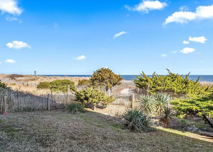 Beautiful 3 Bedroom Ocean Front Condo! Holiday home