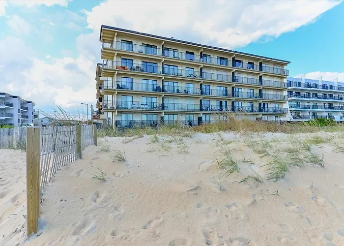 Beautiful 3 Bedroom Ocean Front Condo! Holiday home *