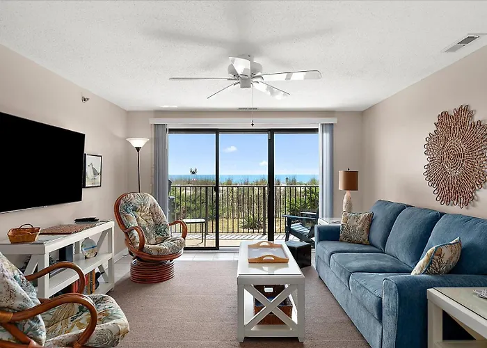Beautiful 3 Bedroom Ocean Front Condo! Holiday home