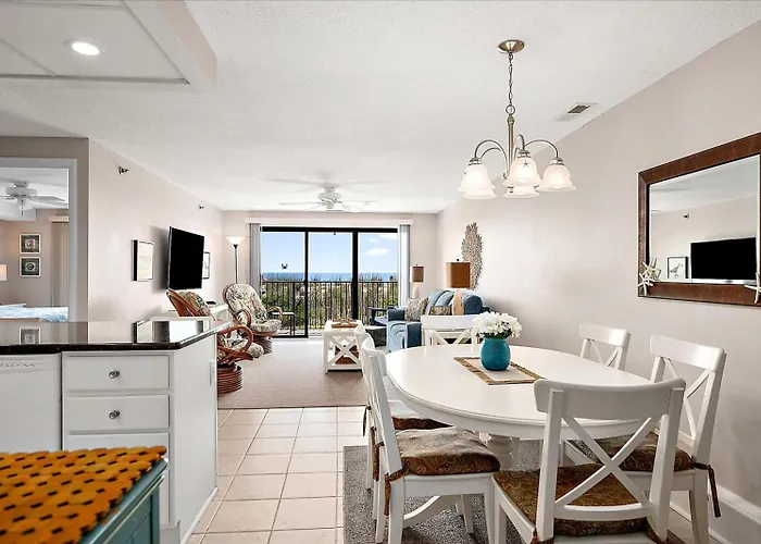 Beautiful 3 Bedroom Ocean Front Condo! Holiday home *