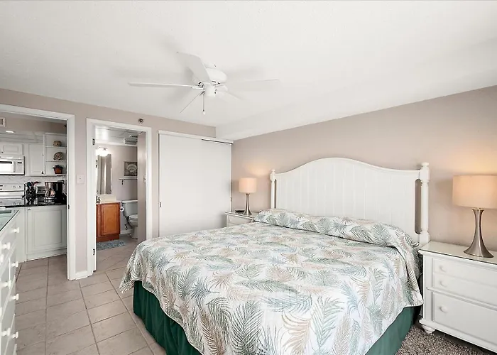 Beautiful 3 Bedroom Ocean Front Condo! *