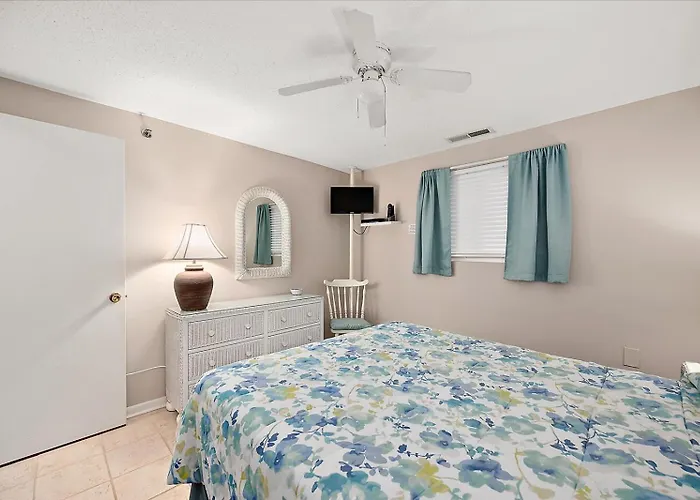 Beautiful 3 Bedroom Ocean Front Condo! Holiday home *