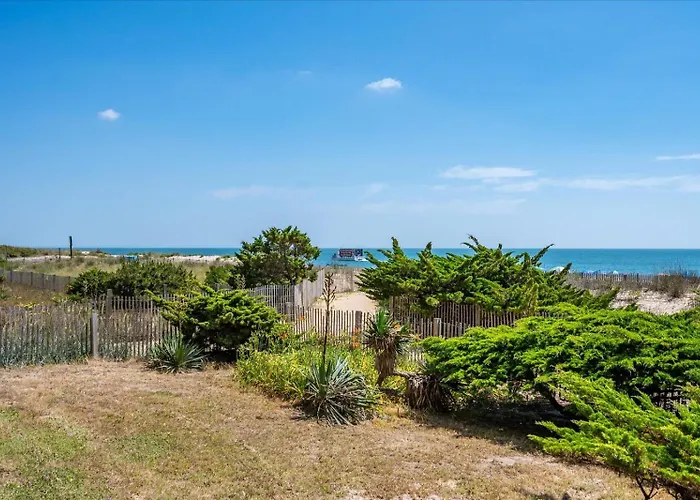 Beautiful 3 Bedroom Ocean Front Condo! Holiday home *