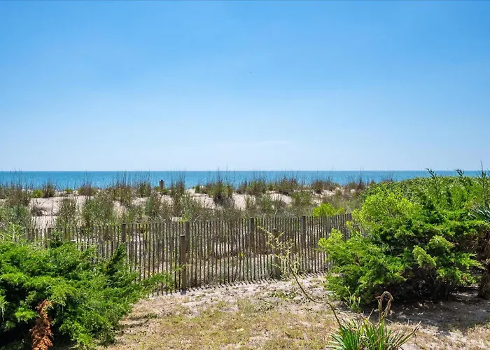 Beautiful 3 Bedroom Ocean Front Condo! Holiday home