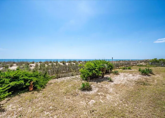Beautiful 3 Bedroom Ocean Front Condo! *