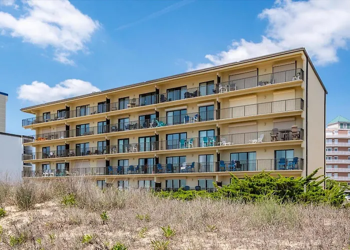 Beautiful 3 Bedroom Ocean Front Condo! Holiday home
