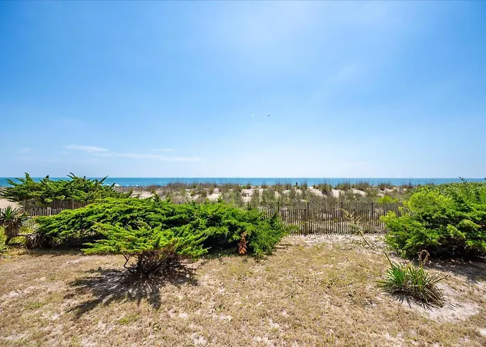 Beautiful 3 Bedroom Ocean Front Condo! Holiday home *